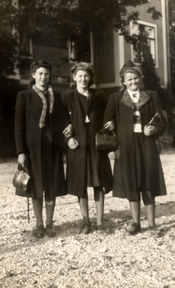 Tre flickor från Kårsta på Rimbo marknad i slutet av 1930-talet.  Fr v Gully Andersson gift Lundin, Kårstaby, Anna-Lisa Andersson Oppbyn, dotter till Agda Andersson och kallades lilla Anna-Lisa eftersom det fanns två flickor med samma namn och Anna-Lisa Andersson gift Larsson.  Fotografen var en kringresande man med låda och svart skynke!