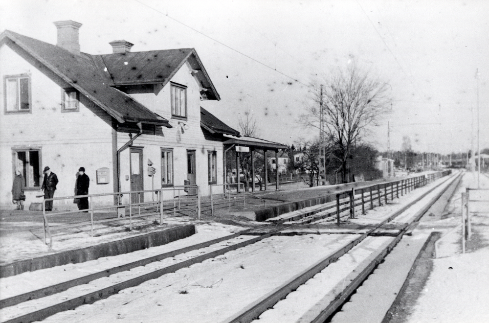 Vallentuna järnvägsstation sedan järnvägsrestaurangen Flugan brunnit ner 1970