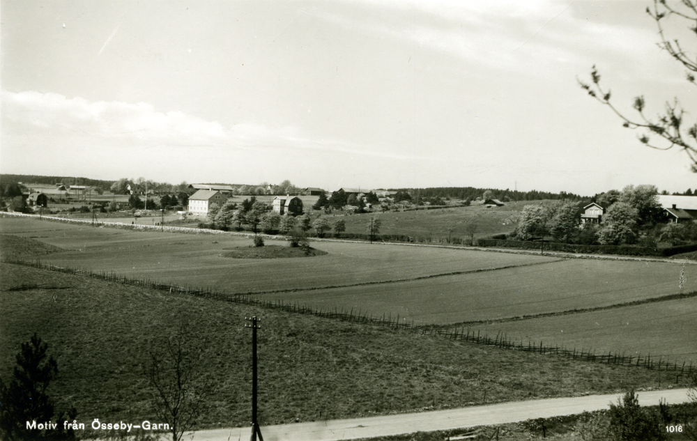 Det stora vita huset till vänster i bilden är ålderdomshemmet. Huset till vänster om ålderdomshemmet heter Fridhem och byggnaden med balkong längst till höger är Libby gårds manngårdsbyggnad. Bakom ålderdomshemmet skymtar Sundby gård.