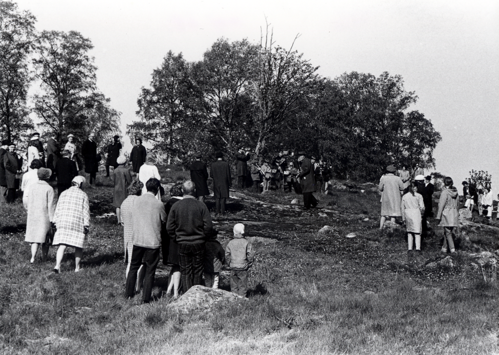 Gökotta i Ormsta hage. I bildens mitt spelar Vallentuna blåsorkester under ledning av Kurt Wallis Peterson, som själv blåser i trumpet