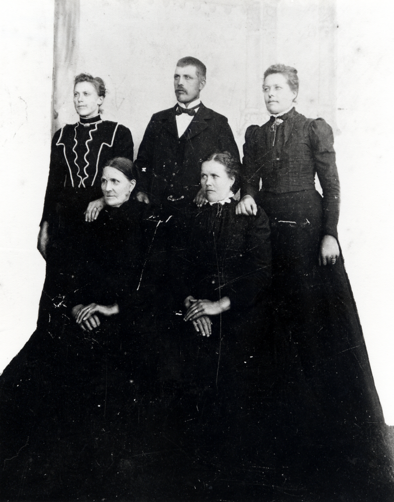 Maria Pettersson från Hall i Kårsta flyttade senare till Sunnanå i Frösunda som hushållerska till arrendatorn Sundell.  Här sitter hon med fyra av sina barn hos fotografen.  Övre raden fr v Helena Tolftina "Elin" Andersson Kårstaby, Karl-August Pettersson Hall och Matilda Gustavsson Löfsta.  Nedre raden fr v Maria Pettersson Hall och Sunnanå samt Hilda Eriksson Sunnanå
OBS!  osäkert med Maria Petterssons förnamn!!!!!!!!!!!!!!!!!!!!