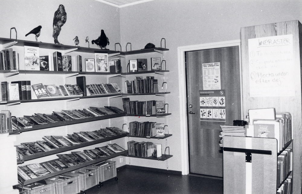 Interiör från Lindholmens bibliotek i Gustav Vasaskolan. Skolan byggdes senare ut och biblioteket flyttade till nya lokaler