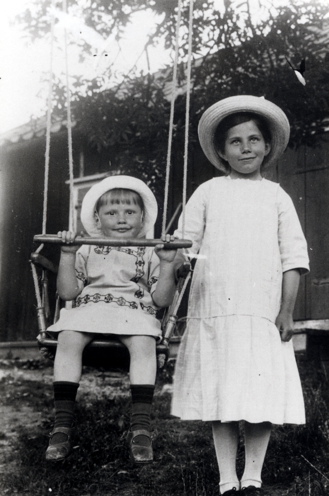 Flickorna Karin Johansson, *29 juni 1910, och Tyra Holmström, *30 juli 1904  leker vid gungan på Lövhamra gård i Össeby-Garn