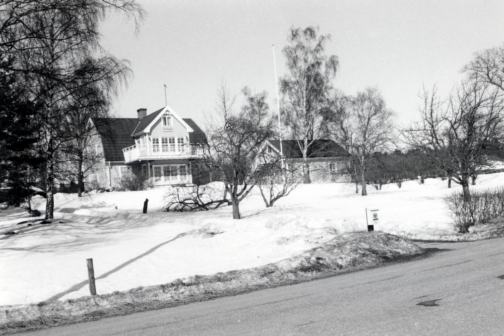 Nyhaga i Bällsta med adress Karlbergsvägen 84. I byggnaden t h driver Anita Nilsson Nyhagaboden med försäljning av bl a gardiner, tyger och lampskärmar