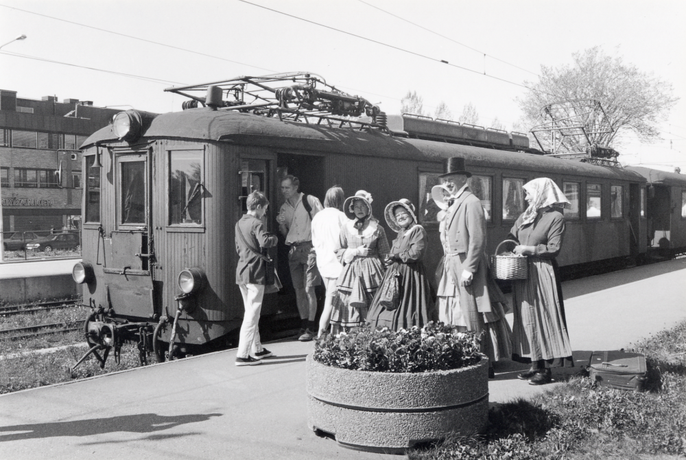 "Med tåg i kulturbygd" ett samarbetsprojekt mellan bl a kommunerna längs Roslagsbanan och Stockholm kulturhuvudstad 1998.  Ett tåg med gamla vagnar från Roslagsbanans veterantågsförening har kört från Stockholm Östra till Vallentuna station.  Tant Grön – Sophia Laurin (skymd), tant Brun –  Gun Hillbo  och tant Gredelin – Kristina Nyman har varit guider  på tåget tillsammans med farbror Blå – Sigge Rahmqvist.  Eva Rahmqvist  möter upp som Tvätt-Kristin.