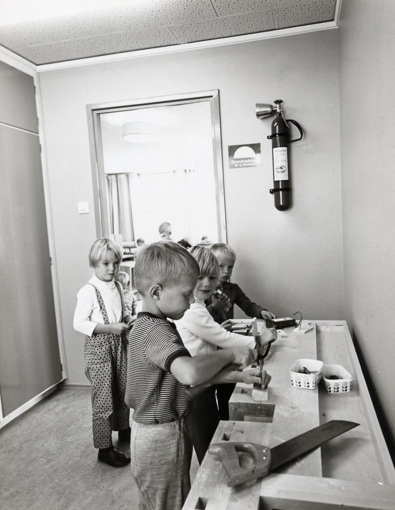 Interiör från Daghemmet Videgården. Barnen leker i snickarverkstaden. Längst t v Charlotta Hiller? Daghemmet öppnades i februari 1969