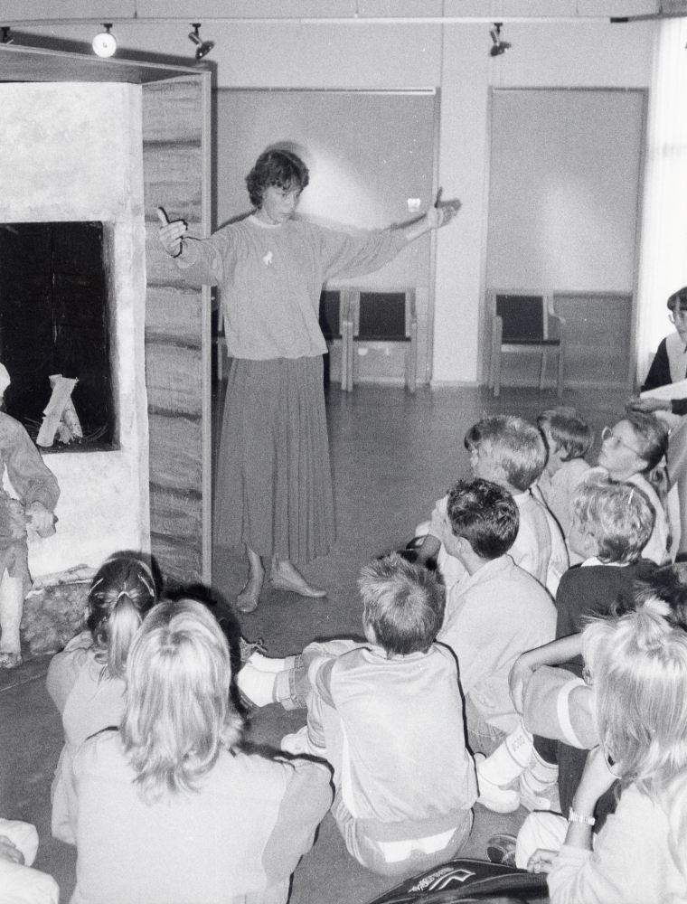 Barn på 1600-talet, en utställning i Vallentunasalen 2-26 september med tre uppbyggda miljöer från högre stånd, allmoge och Allmänna barnhuset gjorda av Eva Rahmqvist. I utställningen ingick visningar av Anne Banér för skolbarn, samt en teaterföreställning 'En vanlig dag år 1630', där livet åskådliggjordes med hjälp av målningar och teater.  Anne Banér visar utställningen för en skolklass