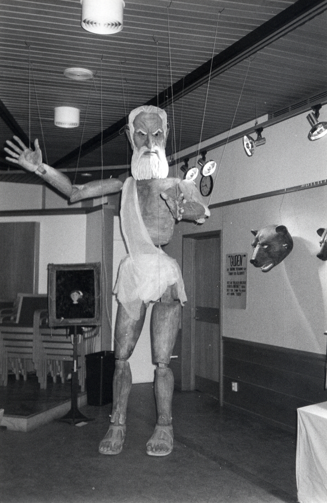 Världens största marionett-docka ? Guden tillverkad av Arne Högsander utställda i Vallentunasalen tillsammans med masker och andra marionetter