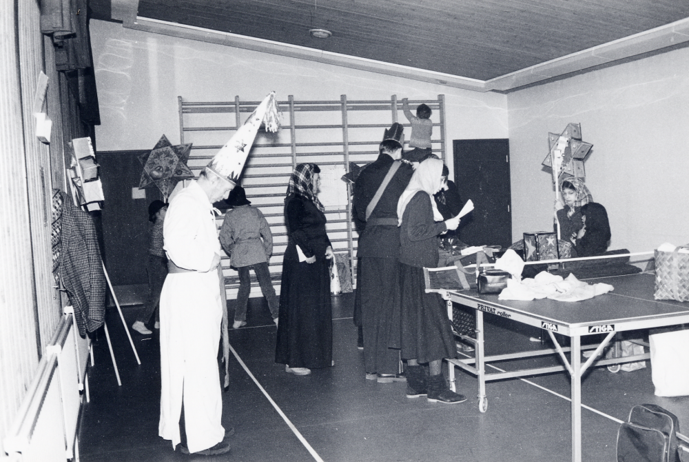 Vallentuna staffanssångare  sjunger staffans- och stjärngossevisor från olika tidsåldrar och landsändar i  Rosengårdens samlingssal  Här byter man om i motionssalen. Fr  Mikael Hillbo   Evert Lillefors   Magnus Hillbo   Gudrun Backlund   Gunnar Hillbo  på ribbstolen  Calle Rahmqvist   Hedvig Rahmqvist  skymd  Eva Rahmqvist  och  Sara Böök