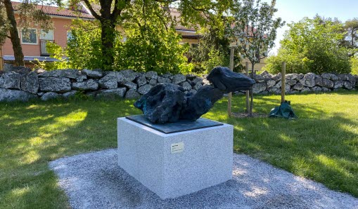 Peter Tillbergs skulptur Fåret i Stenmursparken