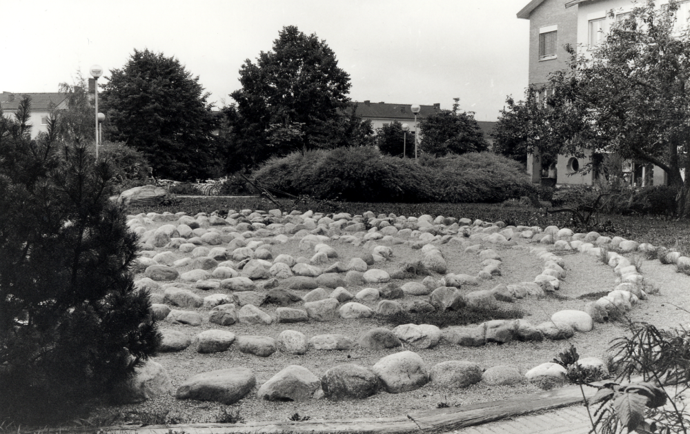 Labyrinten vid Tuna torg byggdes i samband med 800 år Vallentuna 1998 efter en idé av Eva Rahmqvist och trädgårdsmästare Mats Hellqvist.  Labyrinten har blivit en omtyckt tummelplats för barn i alla åldrar