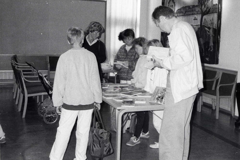 Bokbytardag i Vallentuna bibliotek. För varje inlämnad bok, får man en kupong som berättigar till byte mot en annan bok.  Om vädret tillåter, sker bokbytet ute på Tuna torg i samband med Vallentuna marknad, vid dåligt väder äger bokbytet rum i Vallentunasalen