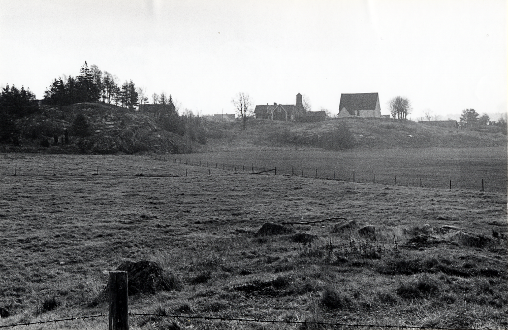 Utsiktsbild från Angarnssjöängen mot  Angarns kyrka och Angarns kyrkby