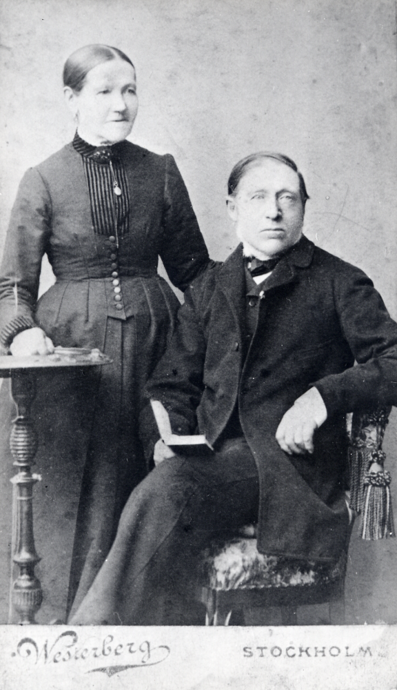 P J Johansson och hans hustru Sofia Johansson Backa gård i Kårsta var de första som lät döpa sig i Björkholmens baptistkapell Det skedde redan 1858 tillsammans med P J Johansson och hans hustru Lovisa, trots att dopet inte blev tillåtet förrän 1860.
Rättelse 2021-06-03: Tidigare har angivits 1858 som fotoår, det rätta ska vara ca 1890 enligt boken ”Ovanligt vanliga liv” av Björn Wester. Namnet angavs tidigare som J P Johansson men har ändrats till P J Johansson, enligt uppgifter samma bok.