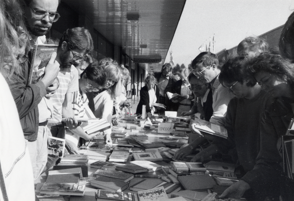 På marknaden på Tuna torg har Vallentuna bibliotek bokbytardag utanför bibliotekets entré