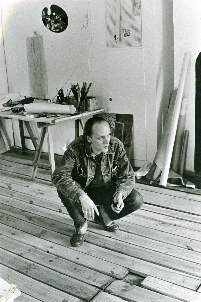 Konstnären Ulf Gripenholms bostad och arbetsplats låg i Torsholma skola, Frösunda. Gripenholm lägger nytt golv i ateljén.
•Fotografiet ingår i bildserien ”Vardagsliv i Vallentuna kommun” av Rachael Gough-Azmier & Gunilla Blomé, Haga Studios HB.