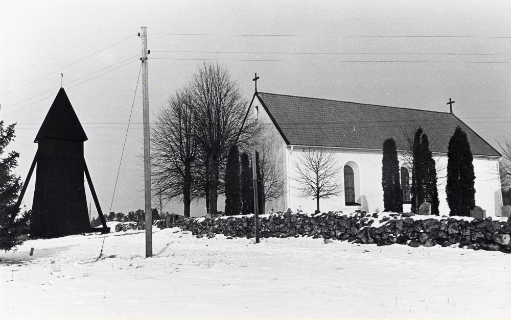 Exteriör från Vada kyrka med klockstapeln t h