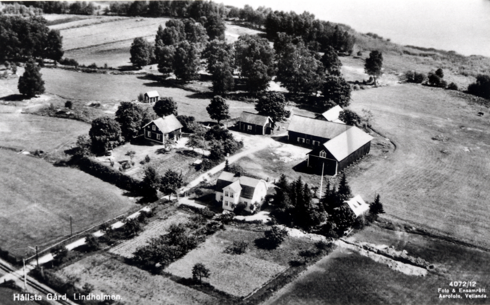Flygfoto över Hållsta gård i norra Vallentuna på gränsen mot Orkesta.  Fastigheten ligger i Vallentuna trots närheten till Lindholmen.

Uppgift om fotoår saknas.