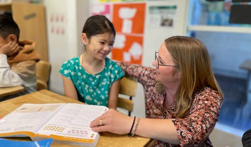 Lärare hjälper en elev med skolarbetet