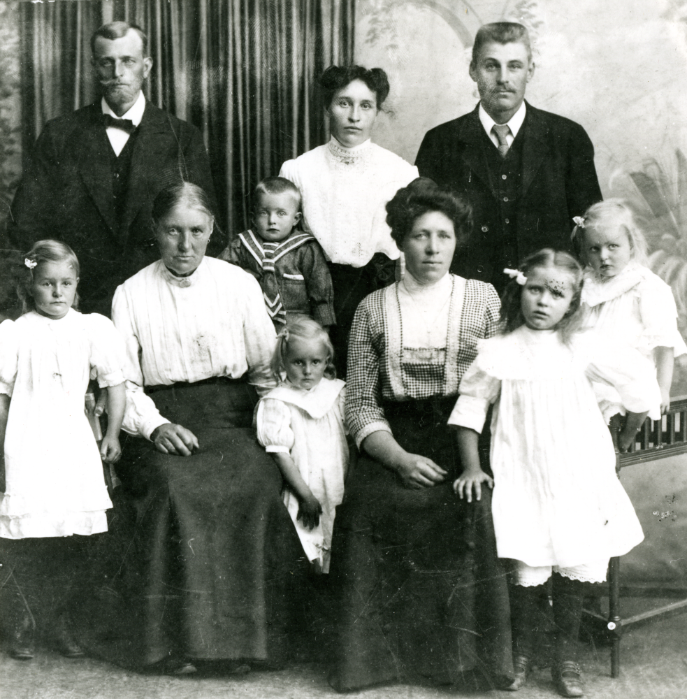 Familjen Wadell;  I mitten står Hilma Wadell med sin make Johan Emil Wadell till vänster. Johan Emil sades vara släkt med självaste Buffalo Bill, William Cody. Den äldre av de båda damerna som sitter på första raden är Matilda Ryd, född i Småland, och mamma till Hilma och Hilmas syster Anna Karlsson som sitter till höger om sin mor. Bakom henne står hennes make. 