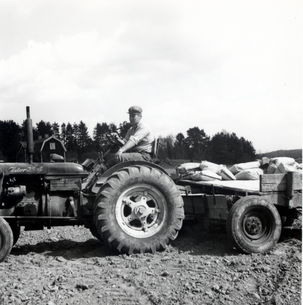 Gödningsämnen körs ut med traktor under vårbruk i Orkesta