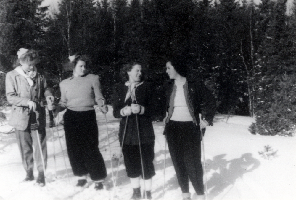 Vallentunaflickor på  skidtur  till  Veda  omkring 1945. Fr v  Svea Liljefeldt   Eva Skagerlind   Lill Skagerlind  och  Maj Linder
