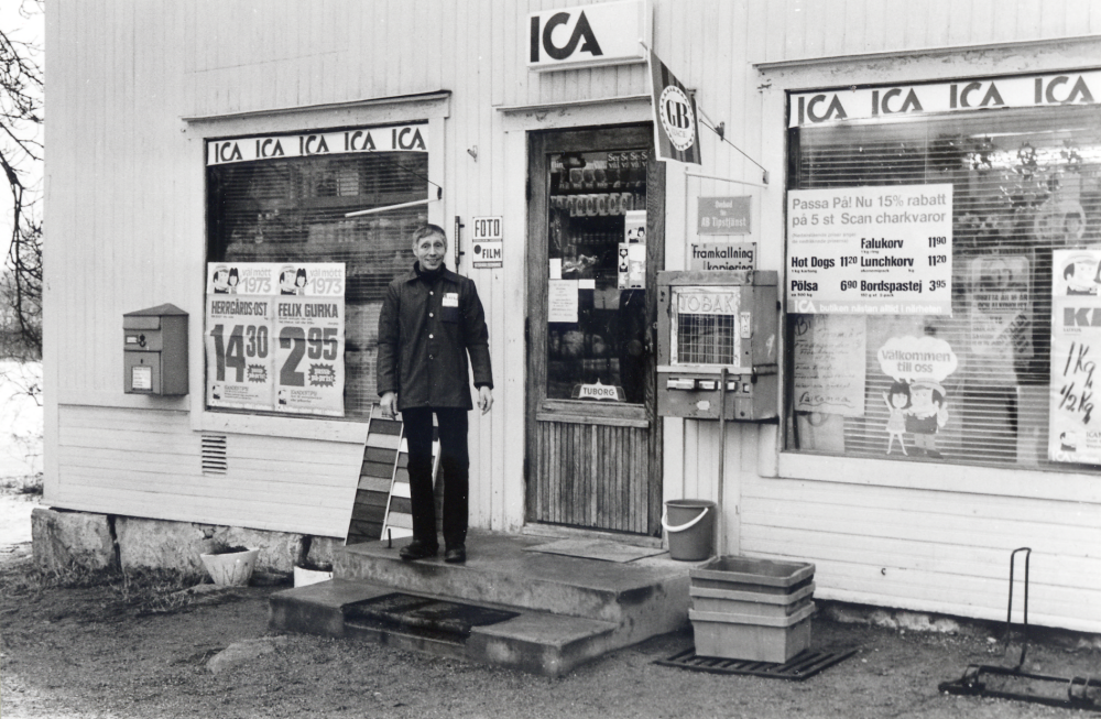 Frösunda handel byggdes i slutet av 1800  av godsägare O E Mattsson i närheten av den nyöppnade järnvägsstationen Frösunda.    Innehavaren Arne Westberg, som övertog affären 1972 tillsammans med sin hustru Vera,  står på trappan.  Affären lades ner 1991
Läs mer i Lanthandlare i vallentunasocknarna vid Roslagsbanan