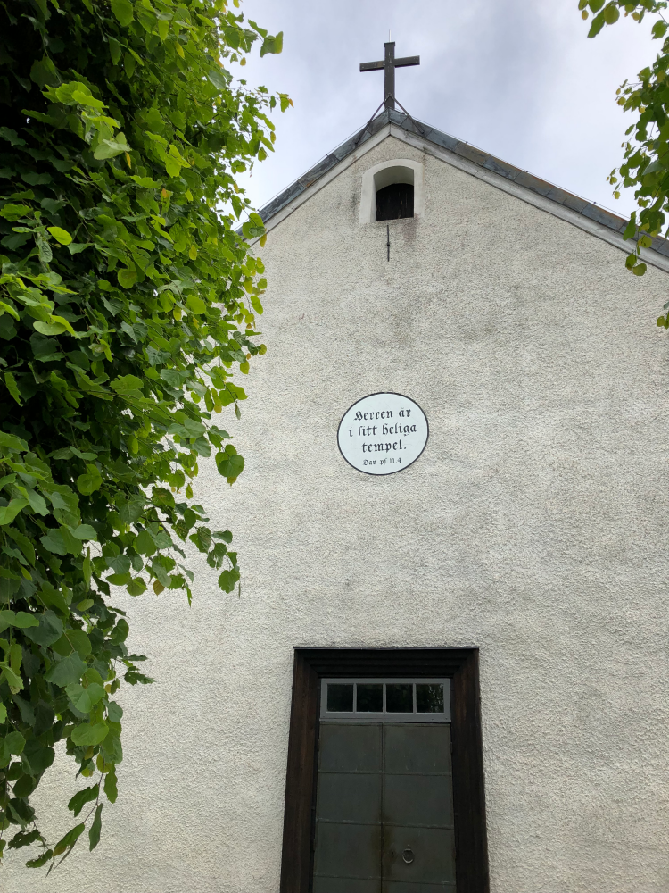 Skrift ovan ingång på Vada kyrka.