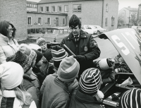 En skolklass besöker kvarterspolisen Rolf Granström på kommunalhusets baksida.