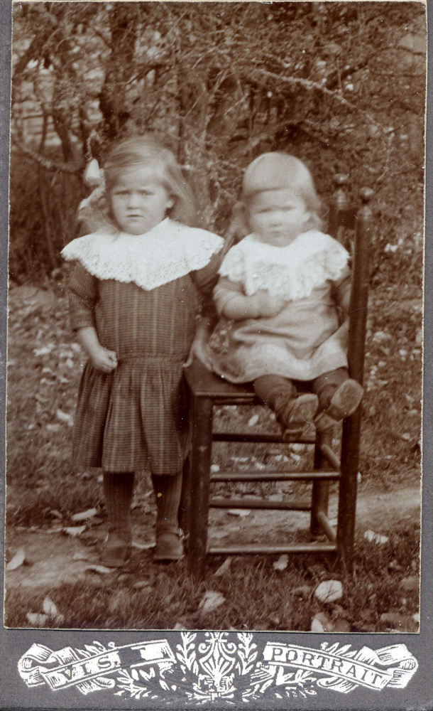 Systrarna Agda och Tyra Andersson från Oppbyn i Kårstaby 2:2