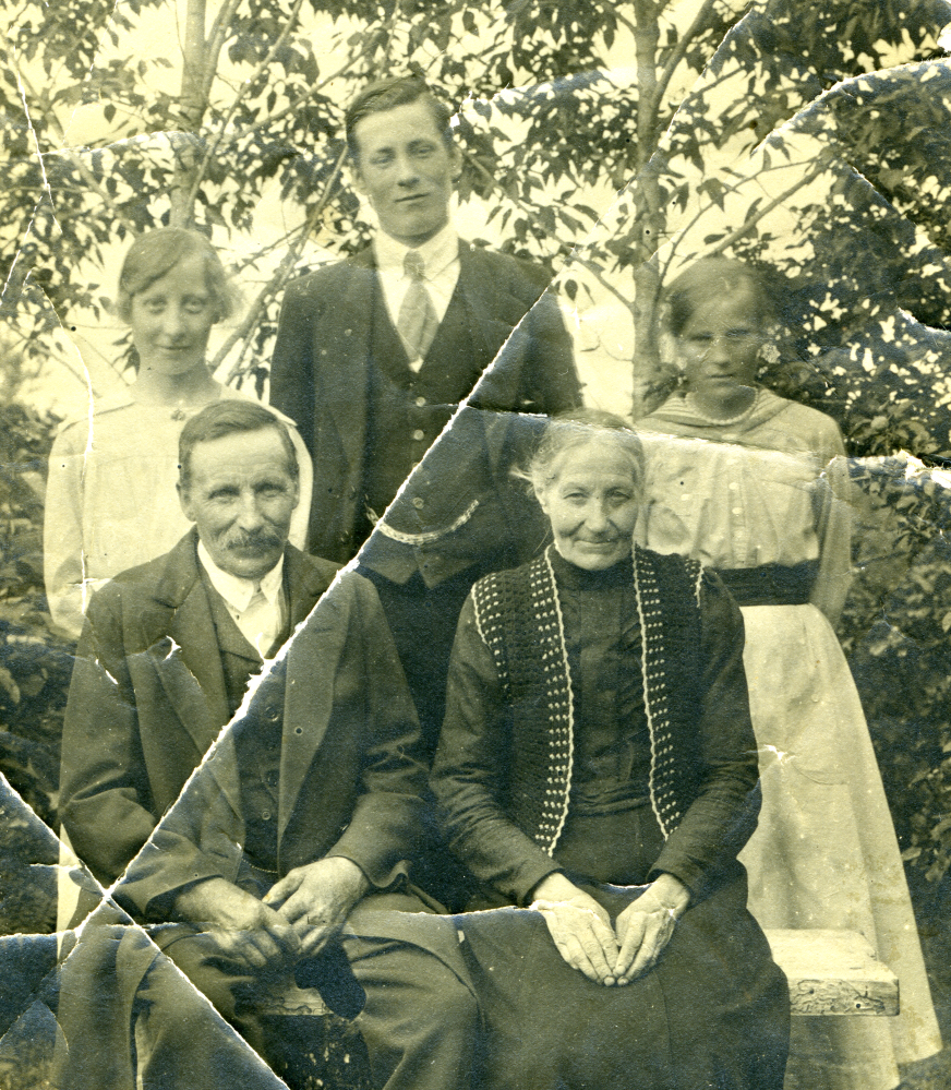 Familjen Karlsson boende på Ljungby i Össeby-Garn. Stående från vänster Rut, Oskar och Karin. Sittande deras föräldrar Johan och Josefina.