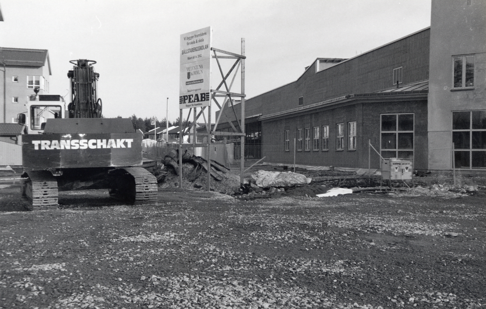 Bällstabergsskolan byggs i bostadsområdet Bällstaberg i södra Vallentuna.  Skolan tas i bruk höstterminen 2002.  Byggherre är PEAB