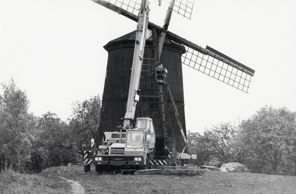Väsby kvarn får nya vingar.  De senaste vingarna sattes upp efter höststormen 1969.  De visade sig inte vara av god kvalitet, utan ruttnade sönder.  En firma från Öland ??? sätter upp nya vingar i granvirke???med hjälp av en stor mobilkran