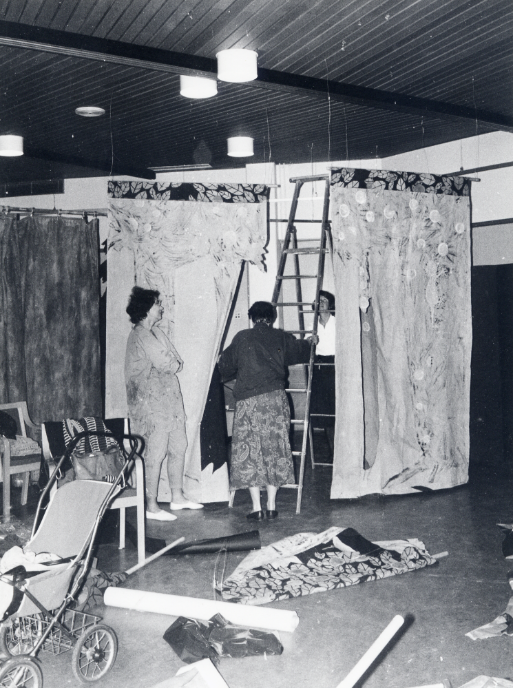 Arbete med utställningen Lusten till skräck. Fr v Eva Rahmqvist, Anita Hofving och Lena Lundgren arbetar i Vallentunasalen med olika "rum".  I den färdiga utställningen lotsade två dramapedagoger barnen till olika barnboksfigurer och en drake. I Allrummet låg Alfons Åberg i sin säng