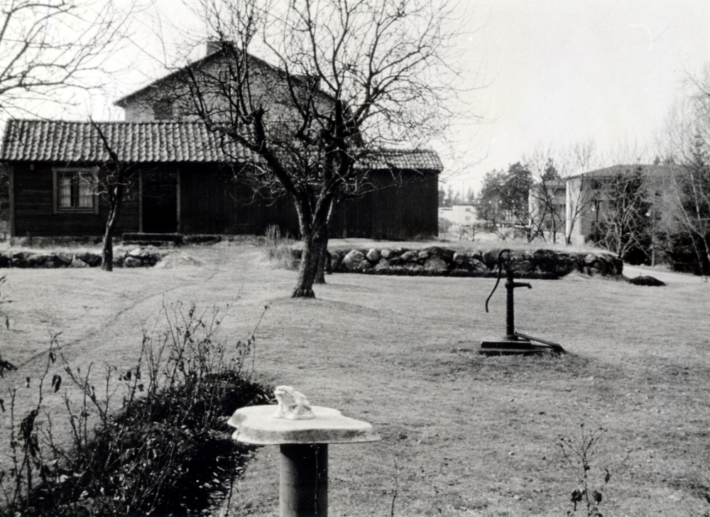 Gammal bebyggelse i korsningen Fornminnesvägen och Mörbyvägen.  T v syns syns bostadsrättsföreningen Granen.  Mellan det gamla huset och Granen skymtar bostadsområdet Norrgården