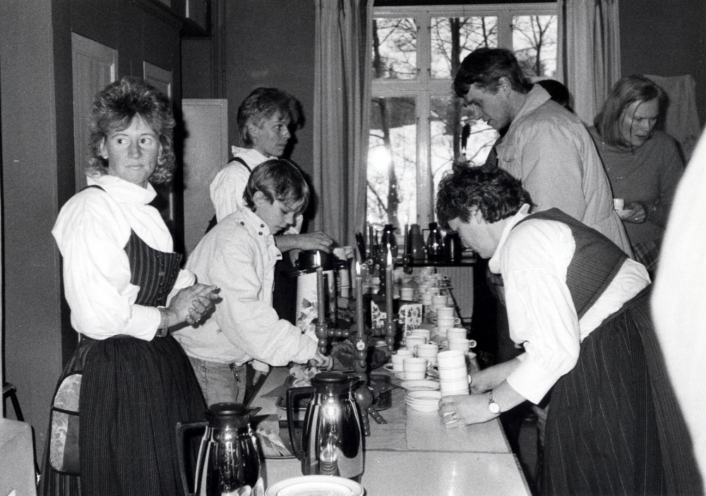 Frösunda hembygdsförening arrangerar julmarknad i Frösundagården med försäljning av julgranar, hantverk, glögg m m utomhus, samt lotter, böcker m m inomhus. I samlingssalen serveras kaffe