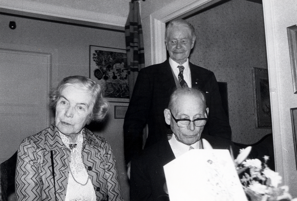Josef Andersson t v fyller 90 år och uppvaktas i hemmet på Skolvägen 11 bl a av Elna och Holger Hovmark. Josef Andersson var en kulturpersonlighet i Vallentuna. Han avled i januari 1992