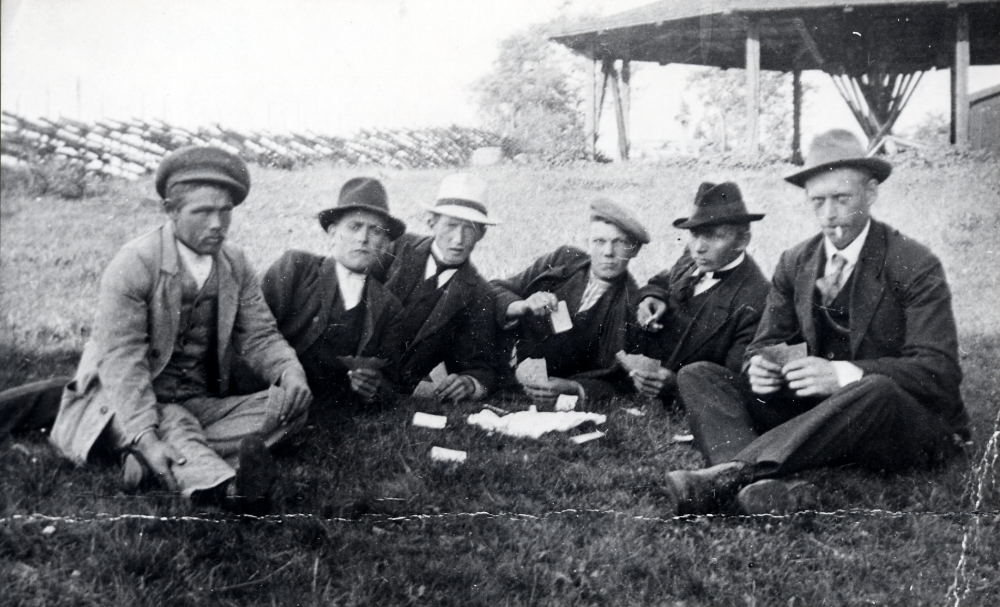 Kortspel  i  Kårstaby  Fr v  Fridolf Kraft   Karl Sundberg   Johan Andersson  okänd,  Robert Sundstedt  och  Sven Johansson  I bakgrunden syns en  gärdsgård.  I bakgrunden t h syns en tröskvandring