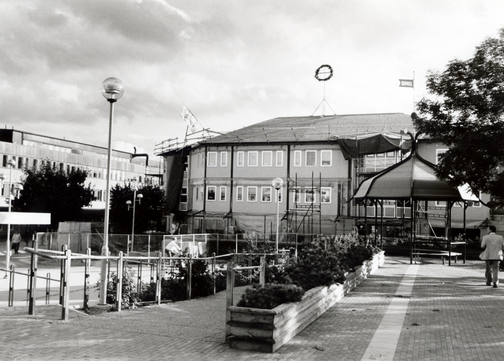 Taklagsfest har ägt rum vid Vallentuna nya kommunalhus vid Tuna torg.  T v syns Tunahuset och t h Paviljongen