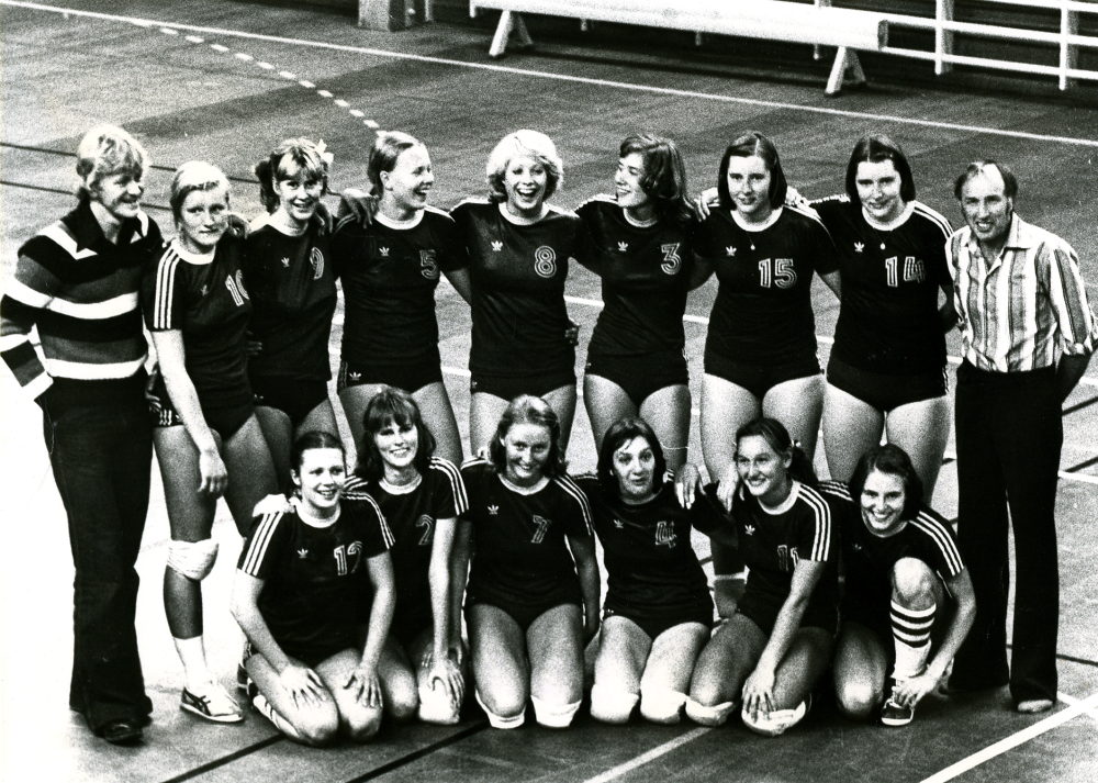 Vallentuna bollklubbs volleybollsektion står som lokalarrangör för landskampen mot Västtyskland i Hjälmstahallen.  Två flickor från Vallentuna är med i landslaget, nr 9 tredje person i övre raden fr v Anita Andersson och nr 4 fjärde person fr v i nedre raden Kerstin Andersson.  T h volleybollsektionens ordförande Uno Sköld