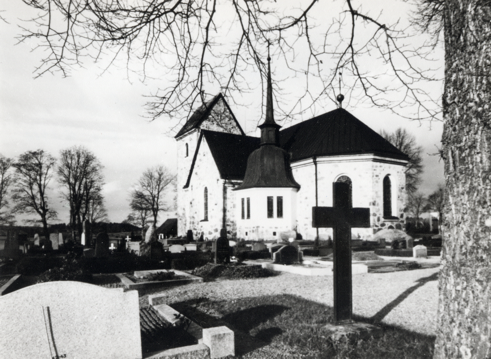 Vallentuna kyrka med kyrkogården i förgrunden