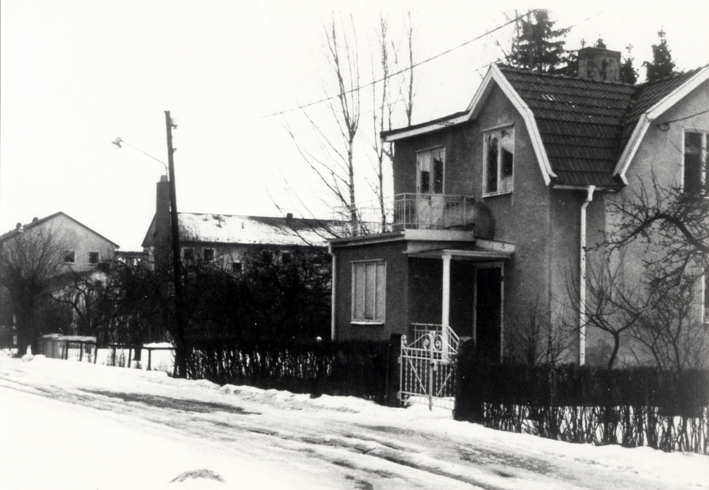 Sommarvägen 25 i Vallentuna med fastighetsbeteckning Rickeby 1:163.  Huset byggdes 1923 och de första ägarna var Volrat och Anna Fryckstedt.  Huset kallades Frycksdalen.  Sommarvägen hette först Östra Dalvägen.  Rivet hösten 1985 inför nybyggnation av flerfamiljshus.  En period hyrdes huset av Finska föreningen i Vallentuna