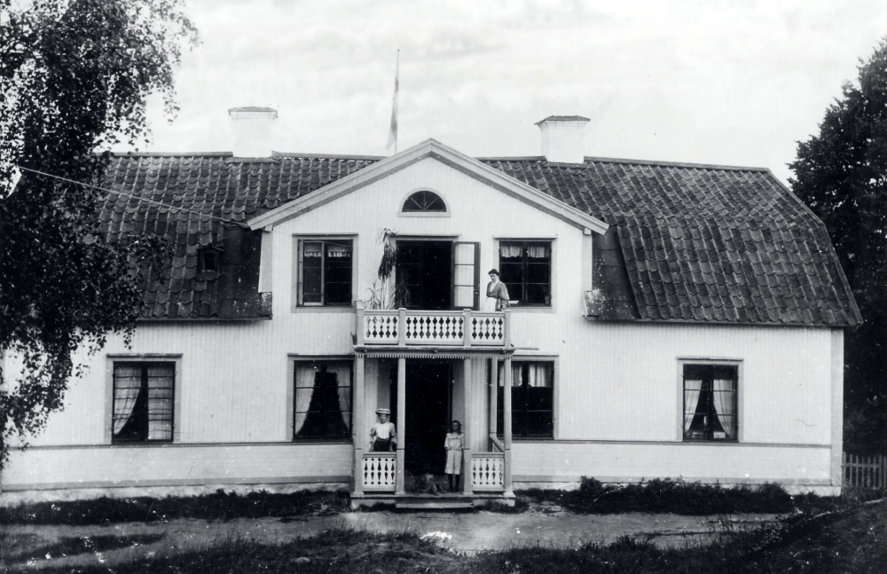 Stolp-Ekeby gård i Frösunda. Personerna okända