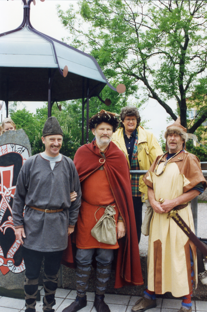 Vikingavecka på Tuna torg.  Vid Paviljongen står fr v Sigge Rahmqvist, Erland Rost, Birgitta Almlöf och okänd.  På torget pågick allsköns aktiviteter. 

 Fotograf förmodligen L  Zackrisson