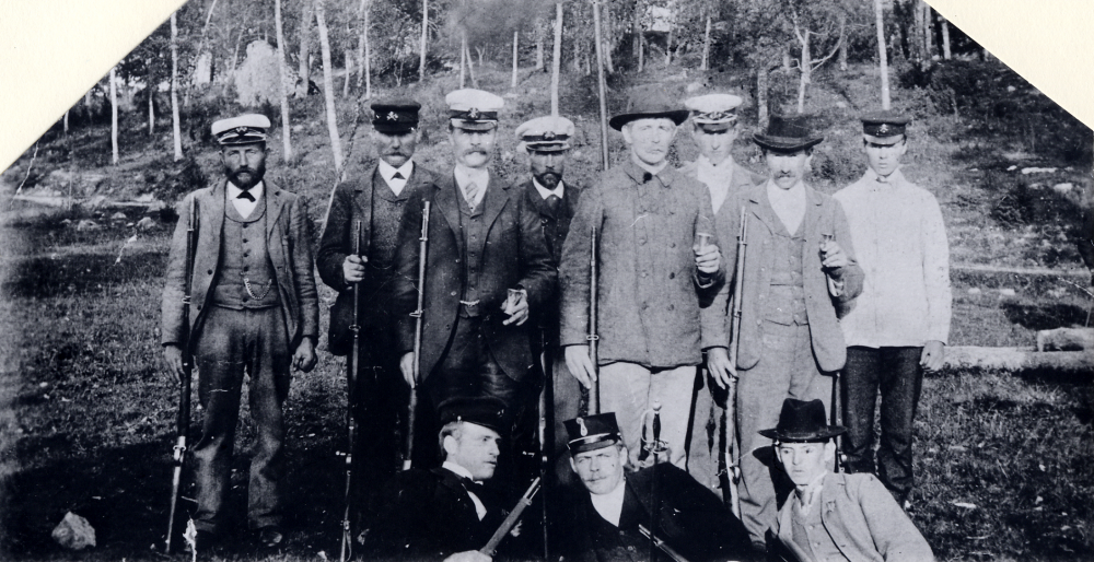Kårsta skytteförening Övre raden fr v Carl-Erik Jansson Västanberga, Johan Jansson Isby, Johan Petter Gustavsson Fridhem, Andersson Kårsta prästgård, Bernhard Ahlgren Ekskogen, Gerhard Sundberg Rickeby, Gustavsson Malmberget och okänd. Nedre raden fr v John Kraft, Carl Lillje Sunnarby, John Gustavsson Malmberget