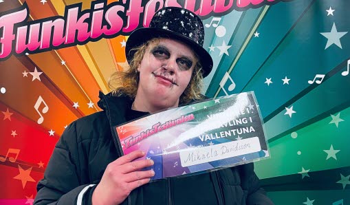 Artist med vinnarbiljett i handen