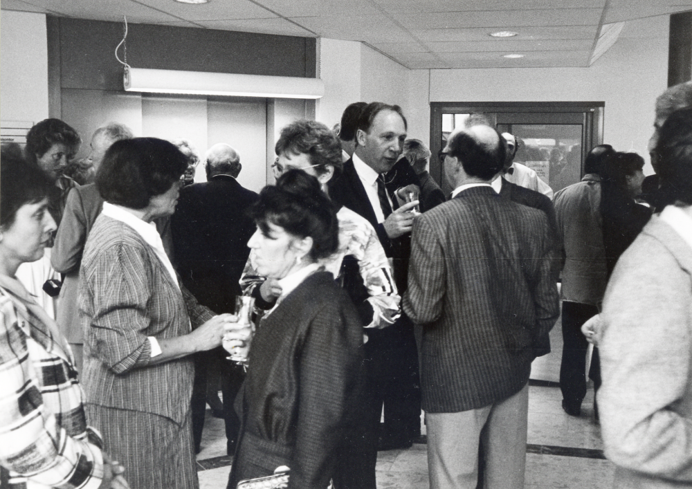 Invigningen av Vallentunas nya kommunalhus den 6 maj 1988.  Den 7 maj var det öppet hus i huset med utställningar och program samt förstadagsförsäljning av hembygdsboken Örnen, bilan och stjärnorna.  Bland gästerna märks fr v Inga-Lisa Pettersson, Uno Sköld, Karin Dahl-Strandin, Britt Heckscher-Rask, Elwe Nilsson m fl