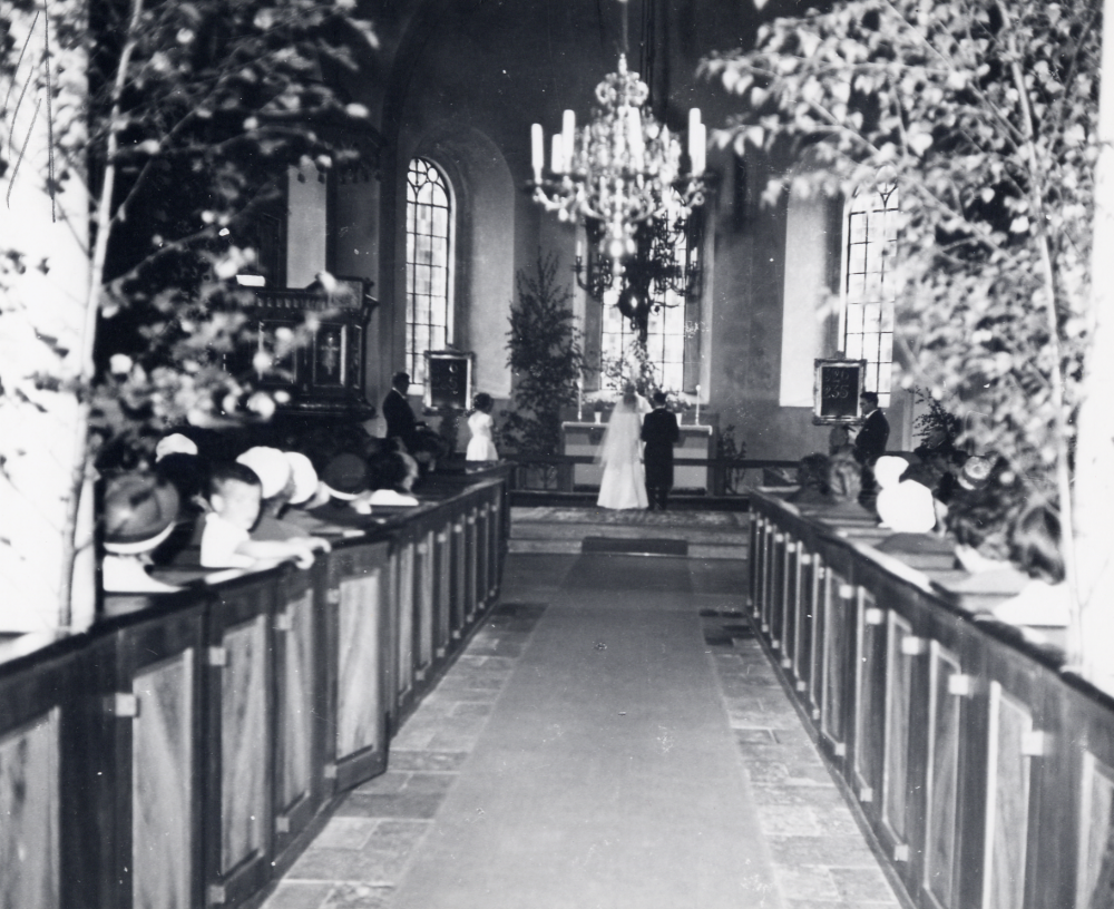 Bröllop i Vallentuna kyrka. I koret längst t v står Staffan Vängby, brudens bror, brudparet är Catharina Vängby och Per  Kjellgren