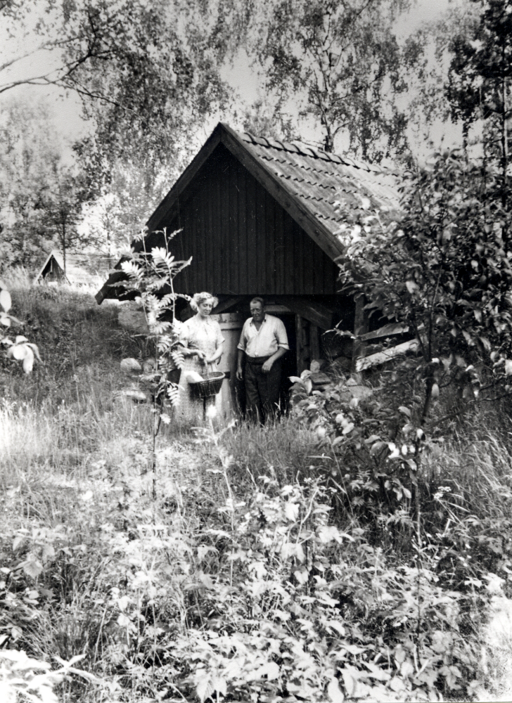 Ljungbacken  i  västra Bällsta.  Från jordkällaren kommer Vera Hedberg och Ludvig Lindh.  Ljungbacken låg mellan järnvägen och Nyhaga vid nuvarande Karlbergsvägen.  På dess plats har två nya villor byggts i mitten av 1980-talet