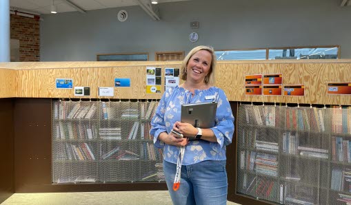 Rektor Anna Andreasson står i skolans bibliotek